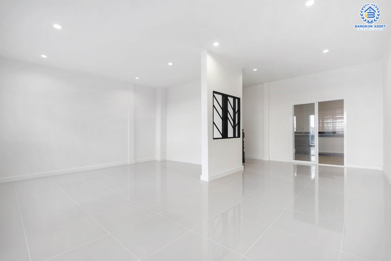 บ้านมือสองตกแต่งใหม่ บนทำเลที่ดีที่สุด! หน้าโครงการติด MRT "สถานีไทรม้า" ม.ซื่อตรง พระนั่งเกล้า-ท่าอิฐ ทาวน์เฮ้าส์หลังใหญ่ เนื้อที่ 26 ตร.ว. ฟังก์ชั่นจัดเต็ม 3 ห้องนอน 2 ห้องน้ำ 2 ที่จอดรถ ทำเลใกล้ เซ็นทรัลรัตนาธิเบศร์ และทางด่วน "งามวงศ์วาน"...